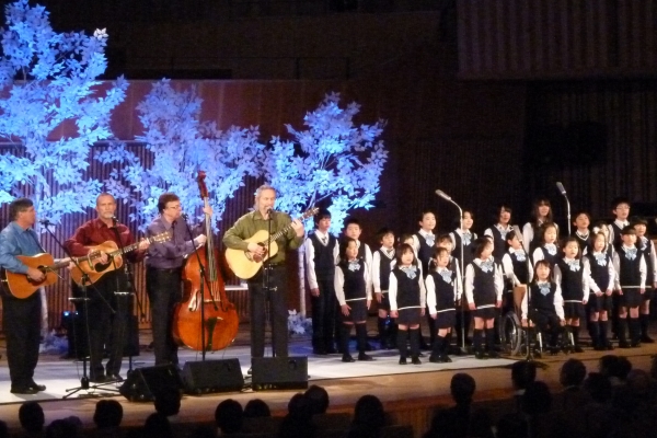 The Brothers Four singing with a children's choir in Japan in 2012